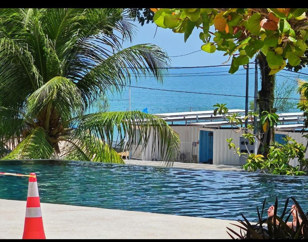 By The Sea Batu Ferringhi Beach Front Apartment Suite מראה חיצוני תמונה